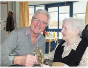 Heimleiter Edwin Schedlbauer stößt mit Bewohnerin Maria Wurzer mit einem Gläschen Sekt auf deren 101. Geburtstag an