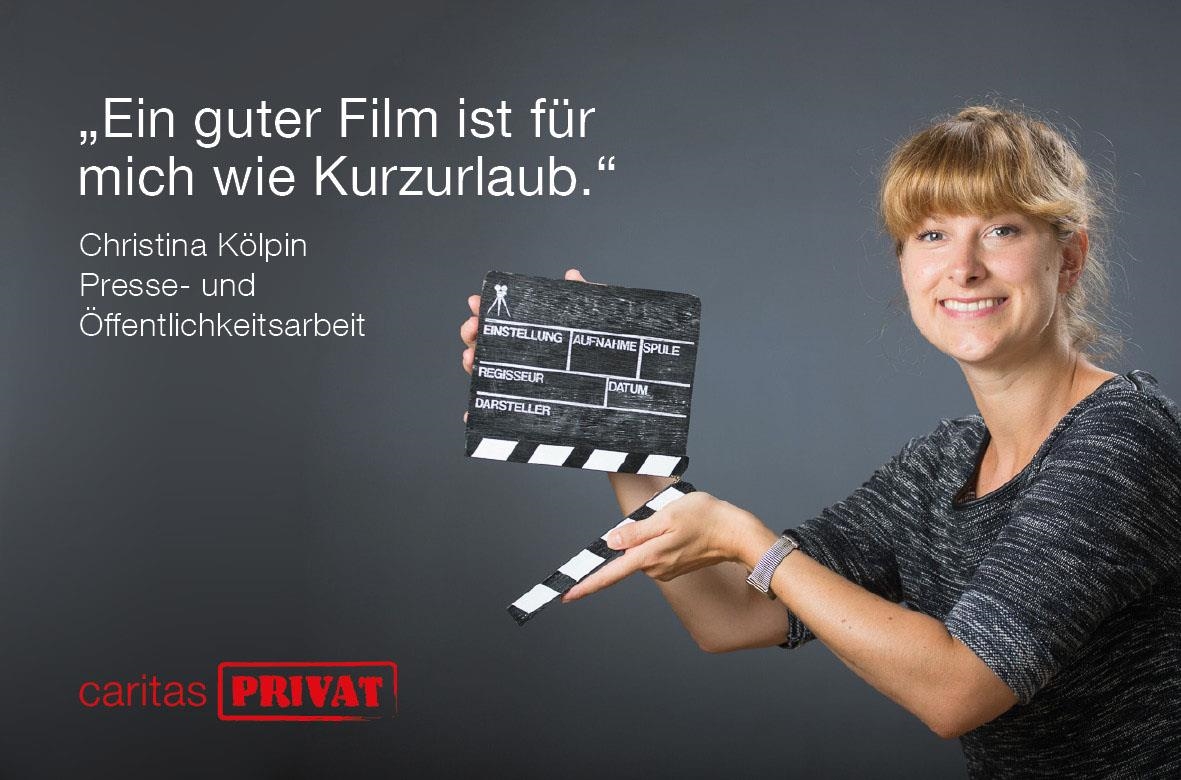 Christina Kölpin mit einer Regieklappe (Walter Wetzler)