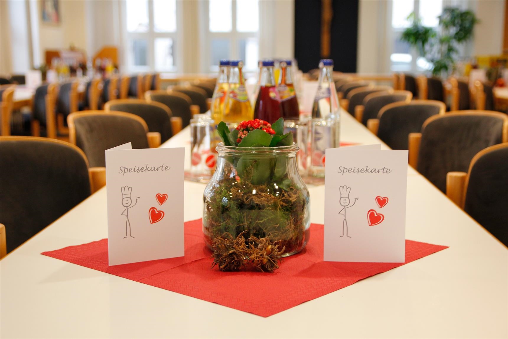Liebevoll und schön gedeckte Tische empfingen die Gäste.  (Bernhard Gattner)