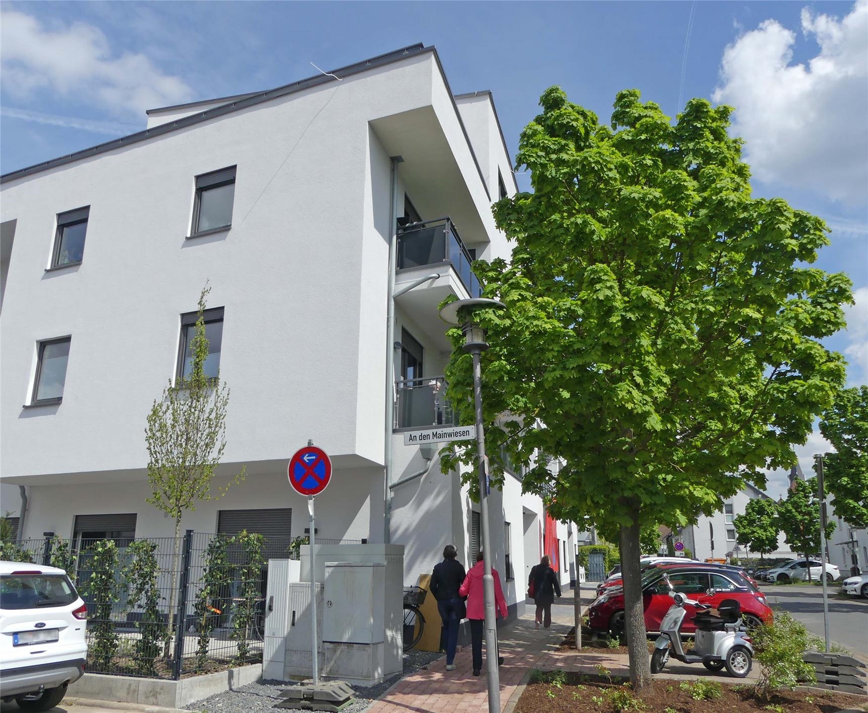 Besucherinnen und Besucher auf dem Weg zum Eingang von Haus Raphael Raphael (Foto: © Caritas Offenbach / Sabine Schilha)