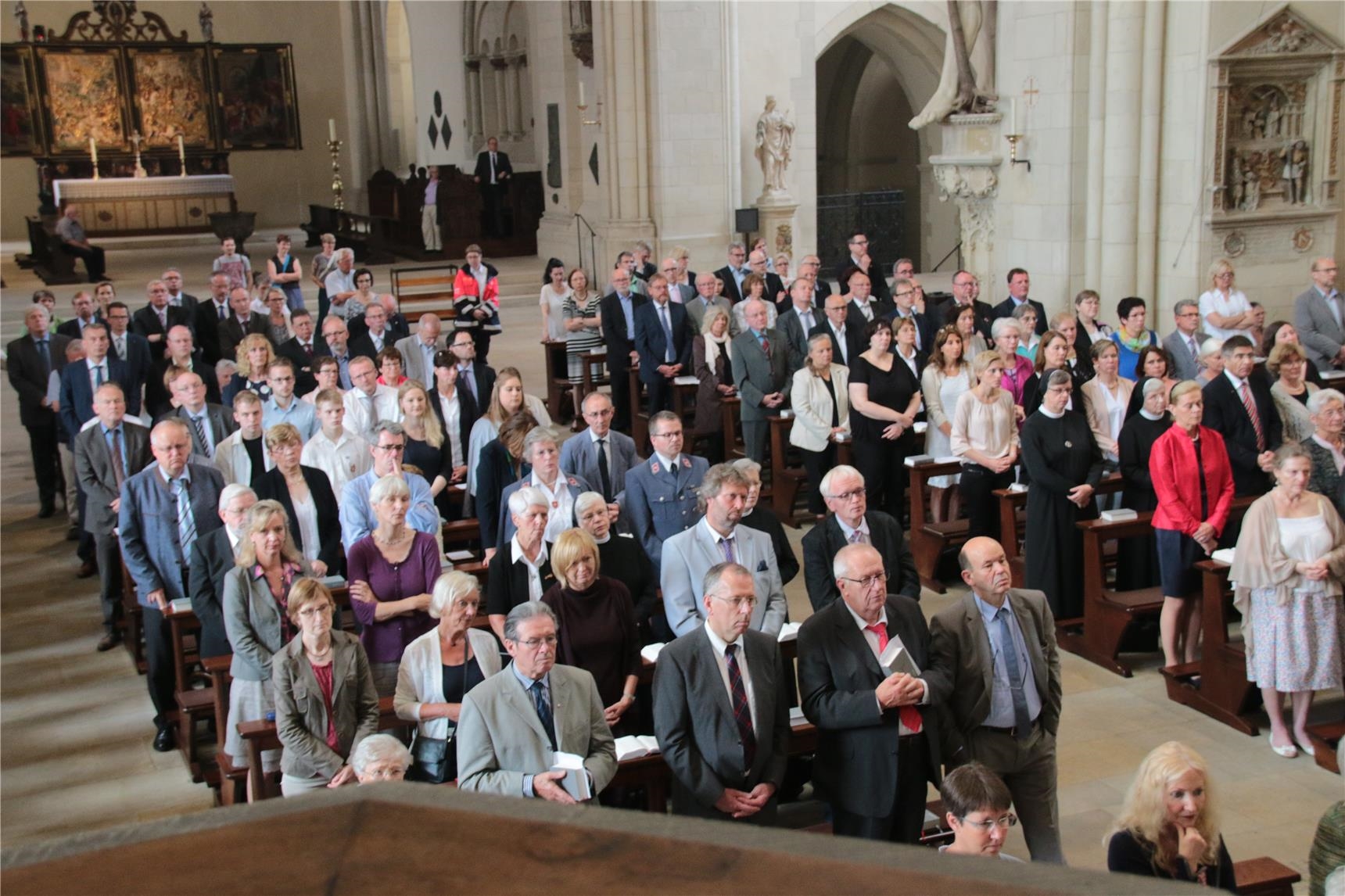 Das Foto zeigt Gottesdienstbesucher im Dom zu Münster. (Harald Westbeld)