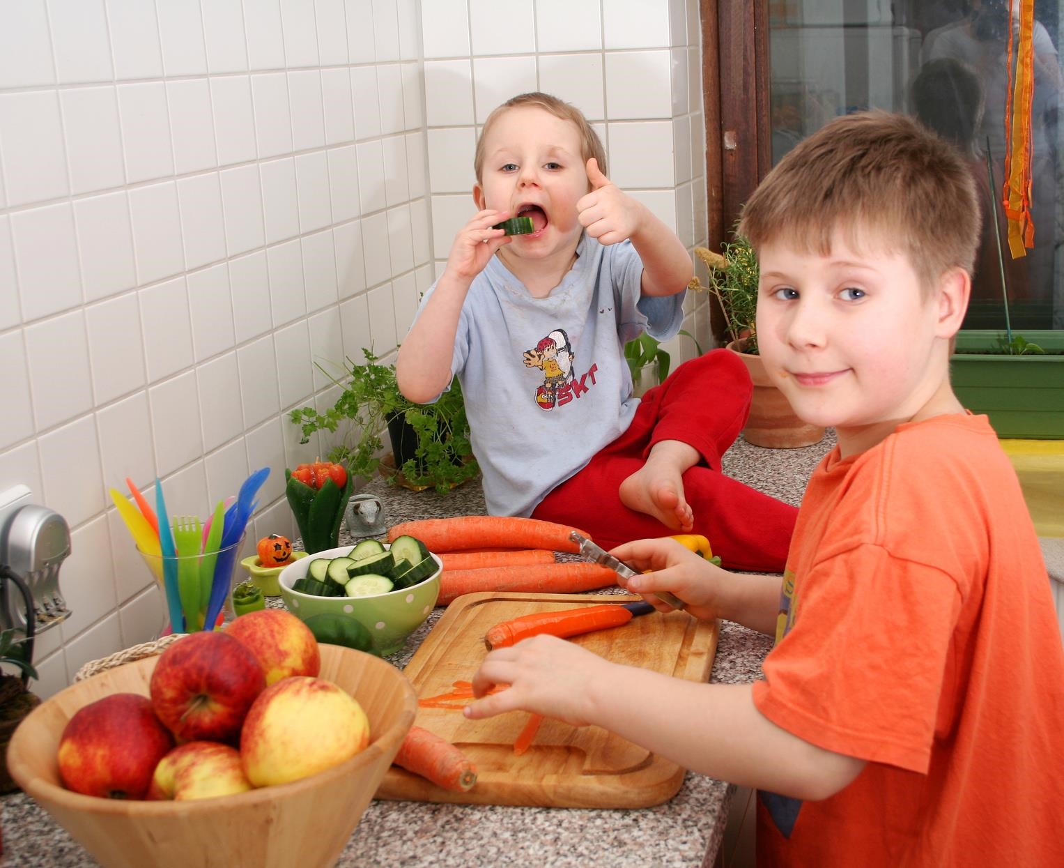 Zwei Kinder in der Küche schälen Karotten (Foto: © sil007 - Fotolia.com)