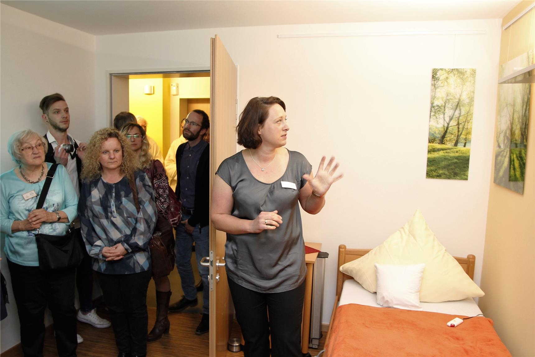 3.	Einrichtungsleitung Stephanie Tomschi erläutert den Gästen die Gestaltung des Palliative-Raumes.  (Bernhard Gattner)