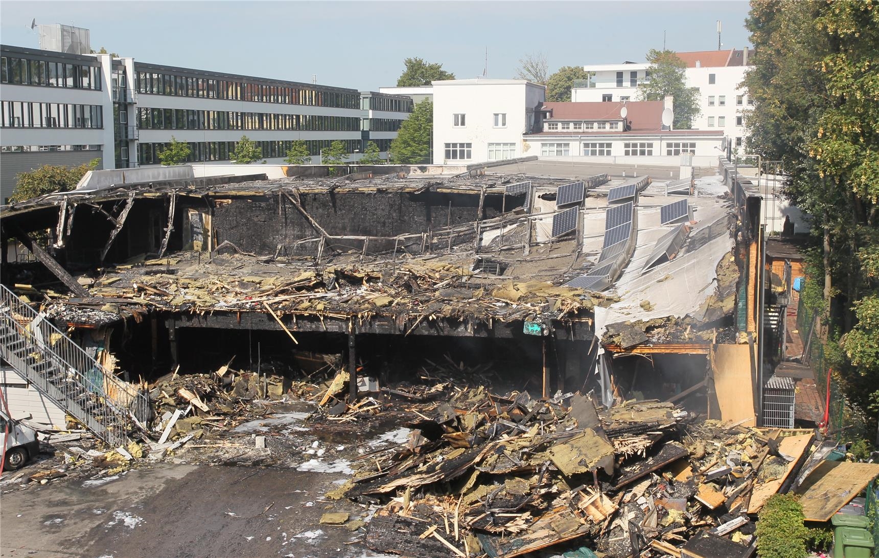 Das Foto zeigt das ganze Ausmaß der Brandkatastrophe, die das Sozialzentrum des Caritasverbandes für die Stadt und den Landkreis Augsburg e. V. zerstört hat.  (Annette Zoepf)
