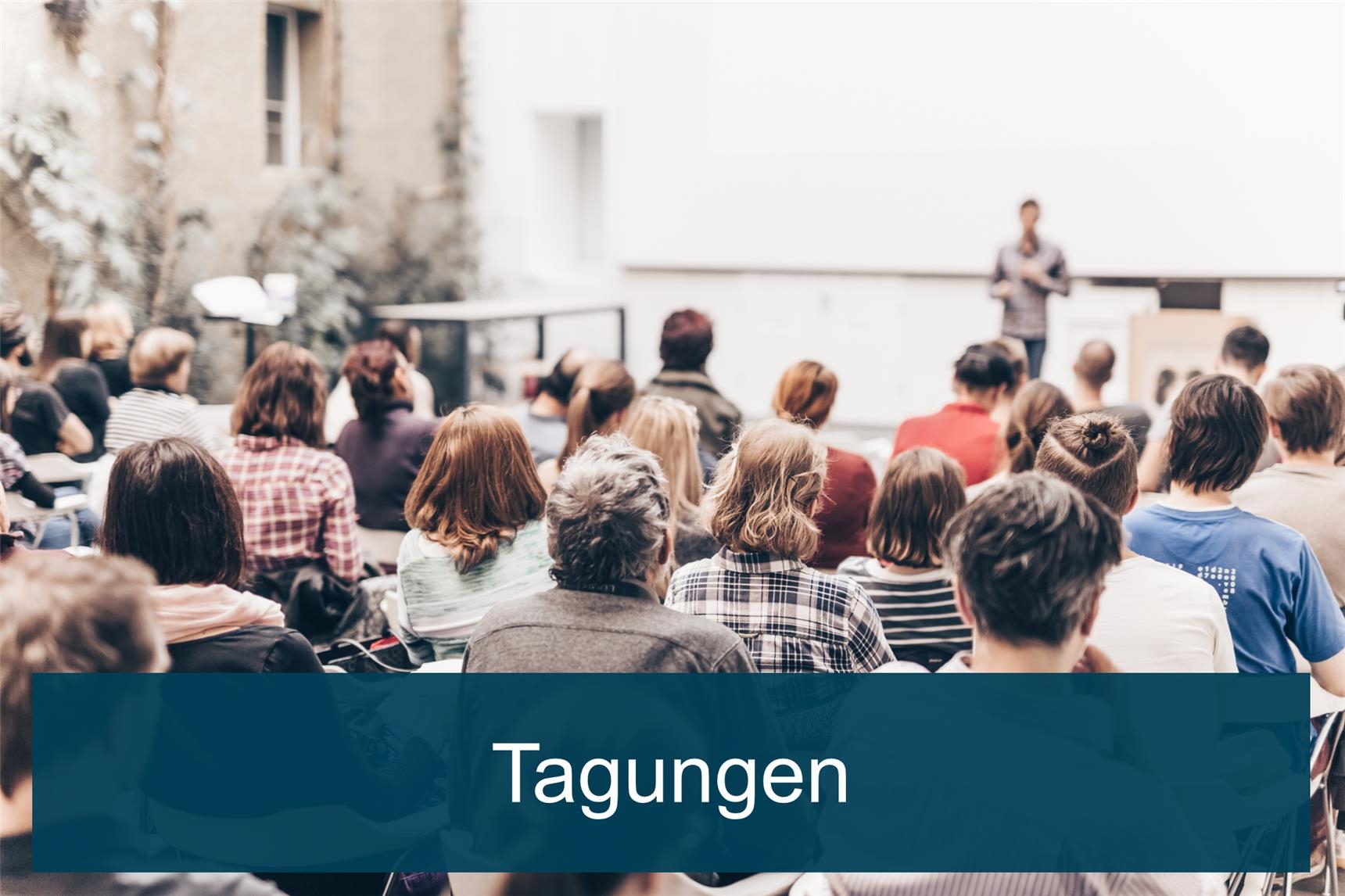 Rückansicht von Menschen, die im Auditorium sitzen