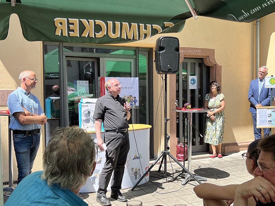 Ein Mann an einem Mikrofon hält eine Rede (Caritasverband Darmstadt e. V. / Jens Berger)