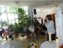 AH MH Brigitte Traeger singt im Marienheim / Foto: Daniela Donhauser