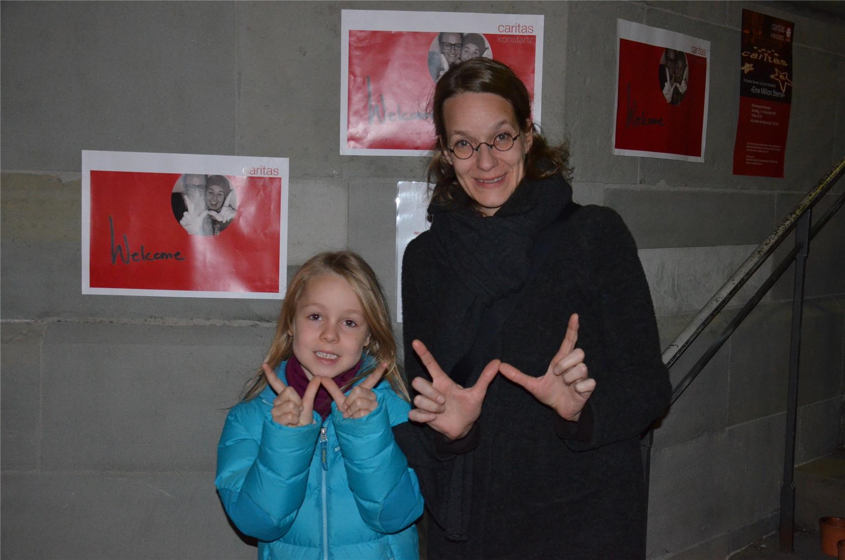 Mutter und Tochter mit W-Fingern (Caritas Konstanz)