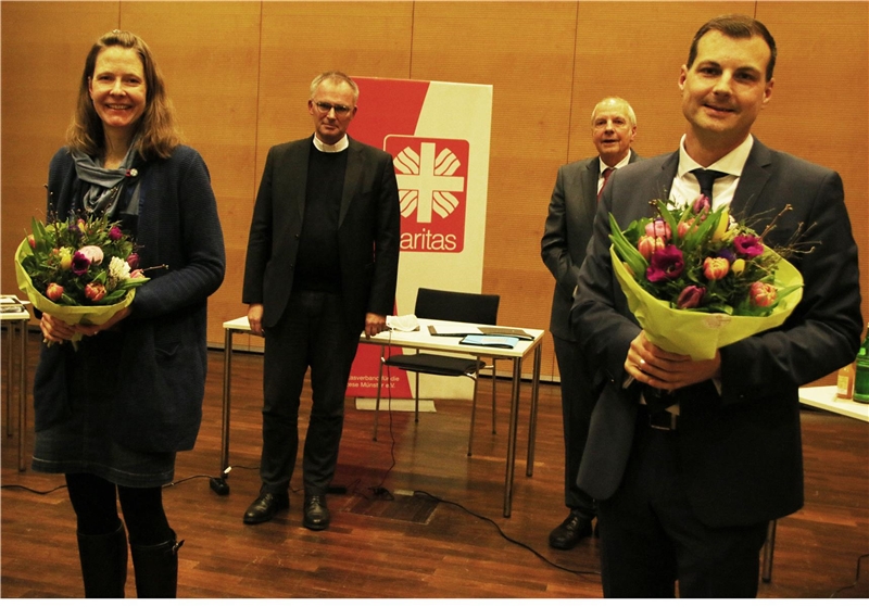 Das Foto zeigt eine Gruppe von vier Menschen, die in Conona-Abstand au.fgestellt sind.