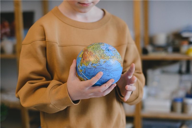 Kind hält Globus