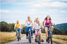 Kinder machen mit ihren Eltern ein Radtour / Foto: Kzenon, Fotolia