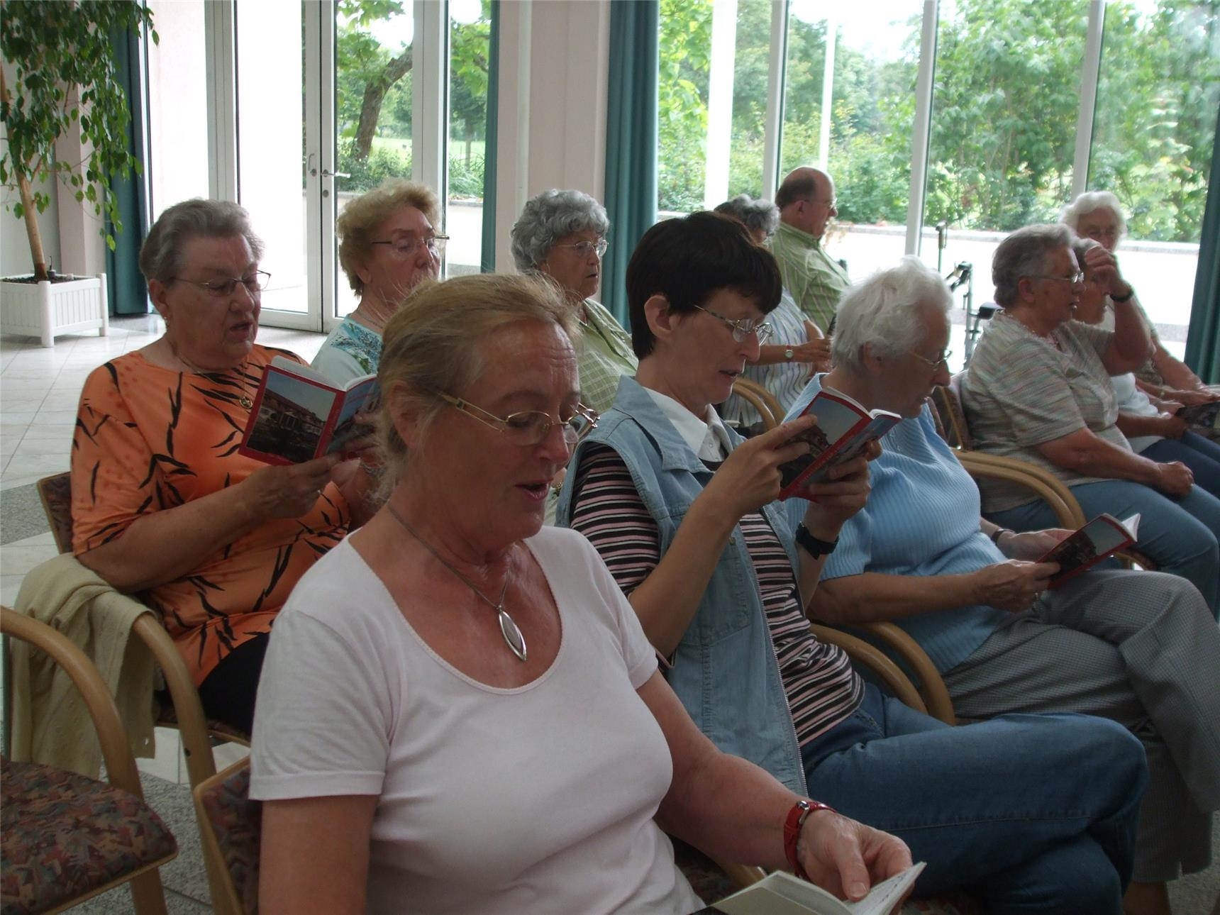 Seniorengruppe sitzen zusammen und singen (Foto: Caritasverband Koblenz)