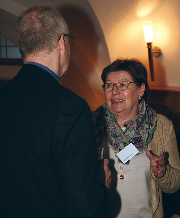 Ein Diözesan-Caritasdirektor und eine Abgeordnete der SPD in einer Gesprächssituation beim Parlamentarischen Abend in Berlin (Markus Lahrmann)