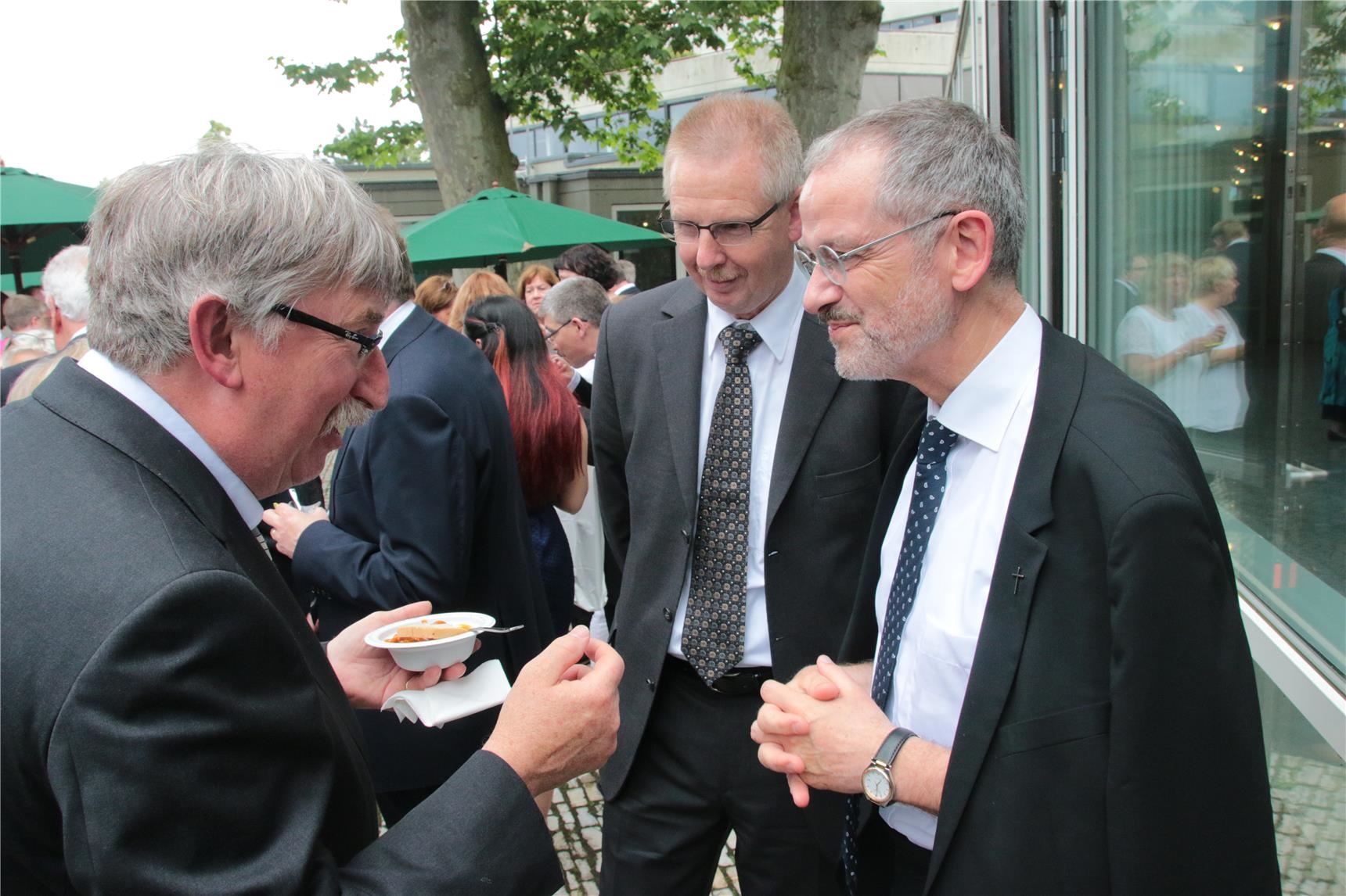 Das Foto zeigt drei Männer, im Gespräch zusammenstehend (Harald Westbeld)