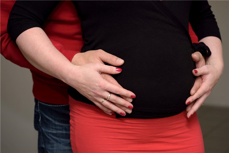 Partner streicheln Bauch der schwangeren Frau