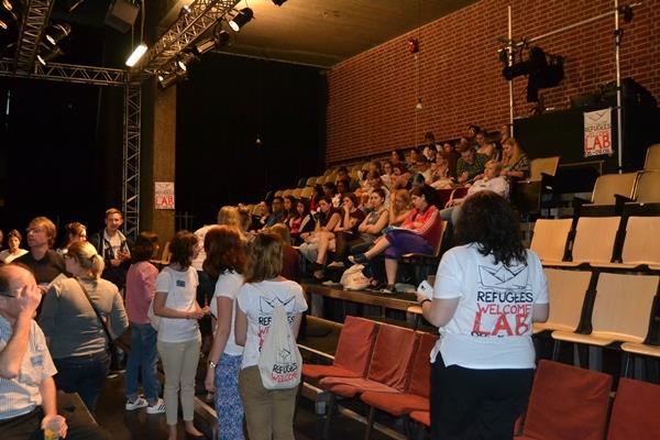 Das Theater Total mit vielen Zuschauern auf der Tribüne (youngcaritas Deutschland)