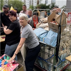 Caritas verteilt rund 260 Starter-Sets für Bochumer Erstklässler