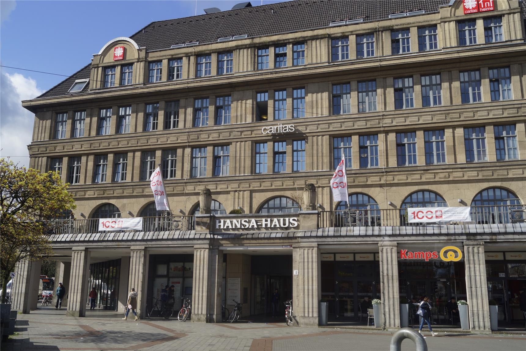 Das Hansa-Haus mit Jubiläums-Fahnen und -Bannern 