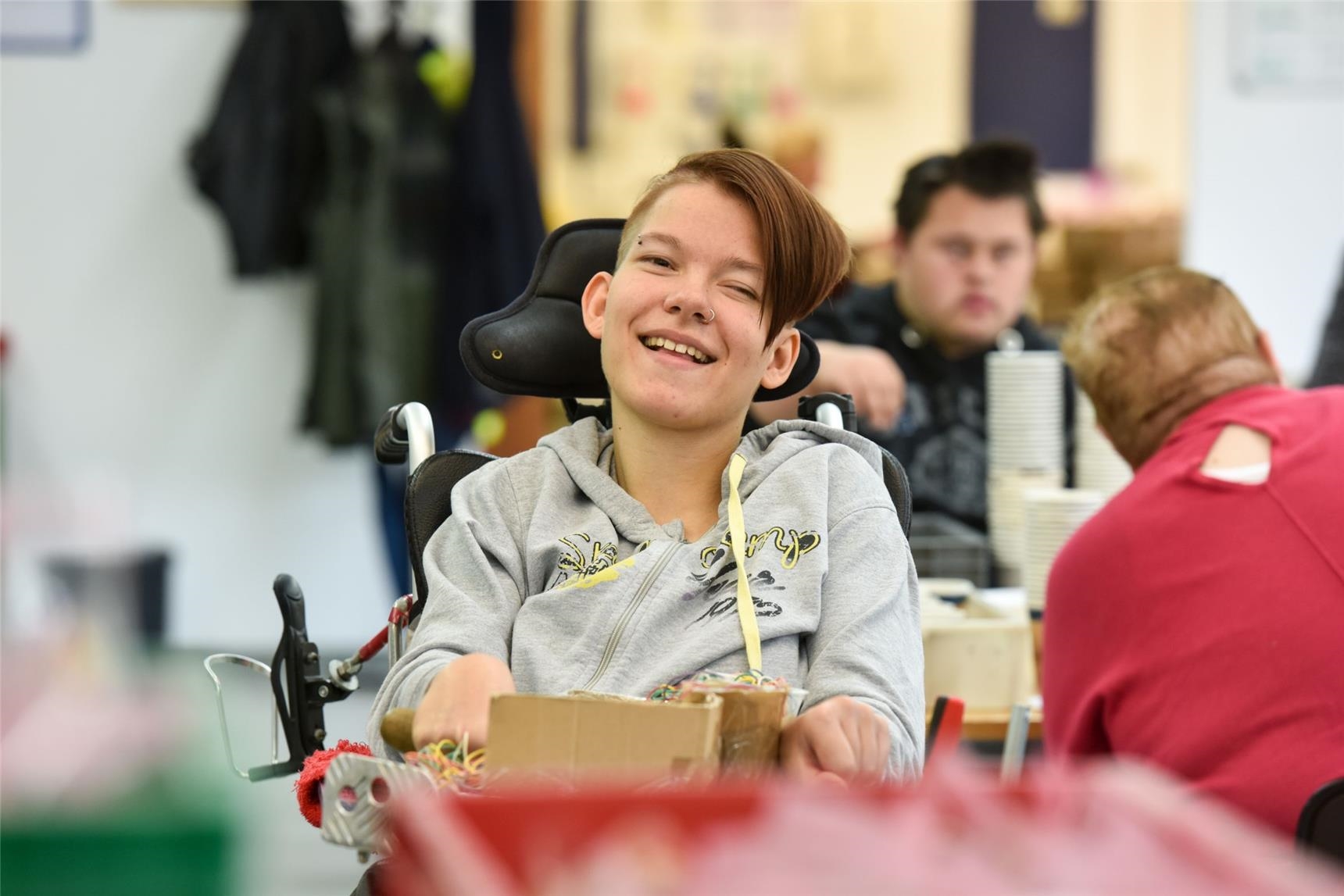 Junge Frau mit Behinderung lacht in die Kamera (Deutscher Caritasverband / Harald Oppitz, KNA)