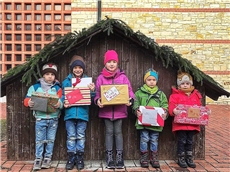 Kinder mit Geschenken / Foto: Lisa-Marie Winter
