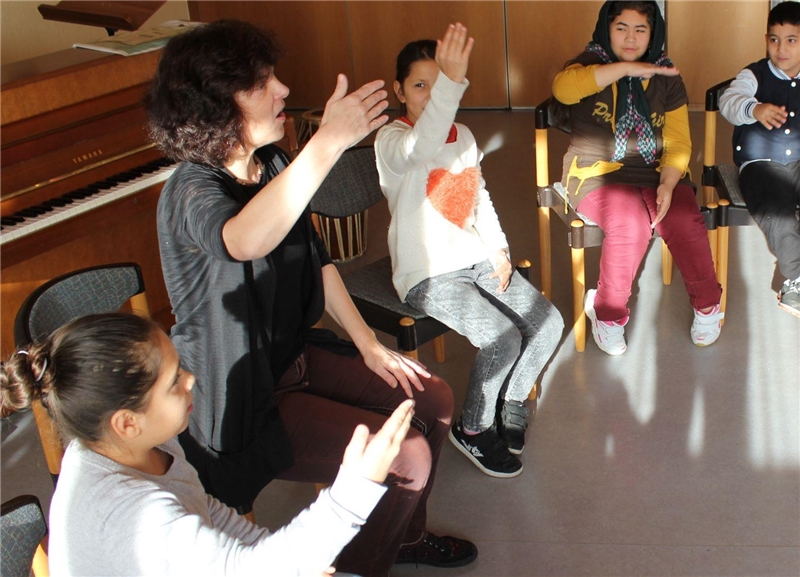 Musikpädagogin singt sich mit Flüchtlingskindern ein