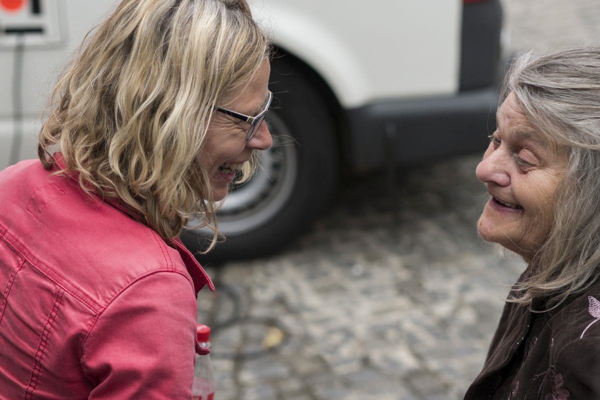 Krankenschwester mit obdachloser Frau vor dem Arztmobil (Matthias Lindner)