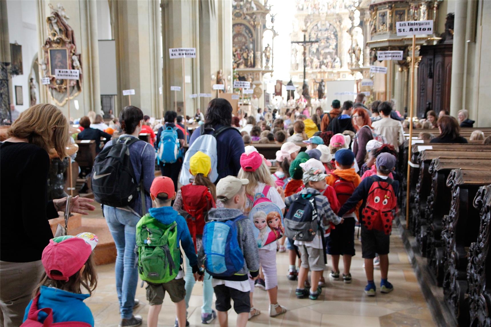 Knapp 600 Kinder aus katholischen Kindertageseinrichtungen feierten mit ihren Erzieherinnen den Kinderwallfahrtsgottesdienst. (Bernhard Gattner)