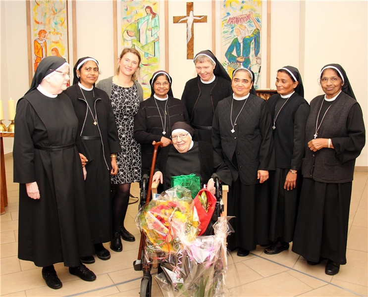 Schwester Amalberga mit ihren Mitschwestern und Heimleiterin Yuliya Kostiv 