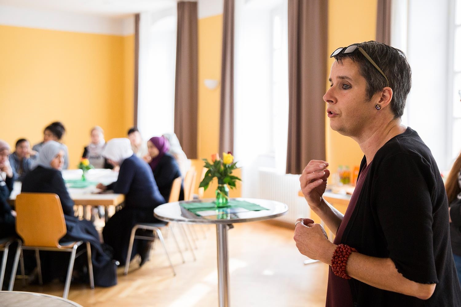Eine Frau mit kurzen Haaren spricht vor einer Gruppe von Frauen (Deutscher Caritasverband e. V. / Sebastian Pfütze)