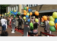 99 Luftballons stiegen am Ende der Modenschau des fairKauf in Hannover in die Luft. Auf dem Laufsteg präsentierten Prominente Second-Hand-Kleider und liefen dabei zwischen den Pappaufstellern der Aktion "Stell mich an, nicht ab!" auf und ab.