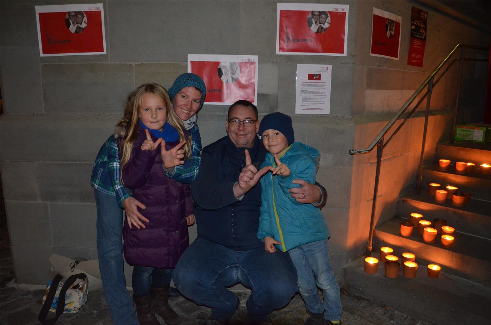 Familie mit 2 Kindern mit W-Fingern (Caritas Konstanz)