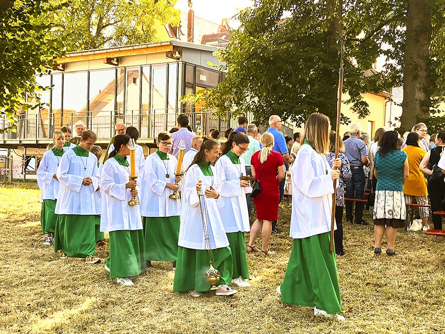 Ministranten gefolgt von zwei Geistlichen (Caritasverband Darmstadt e. V. / Jens Berger)