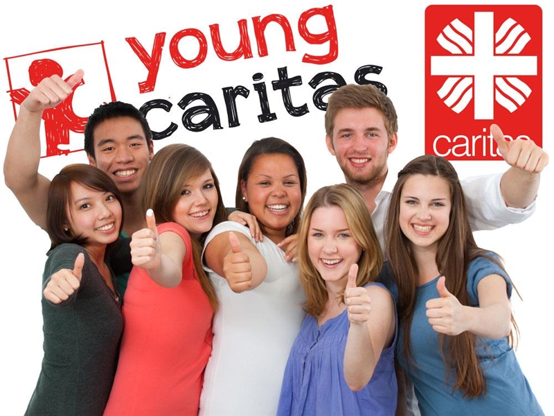 Junge positive Menschen vor dem Logo der Young Caritas