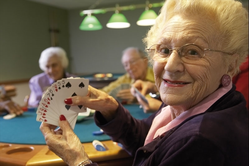 Senioren spielen vergnügt Karten / Foto: fotolia.de