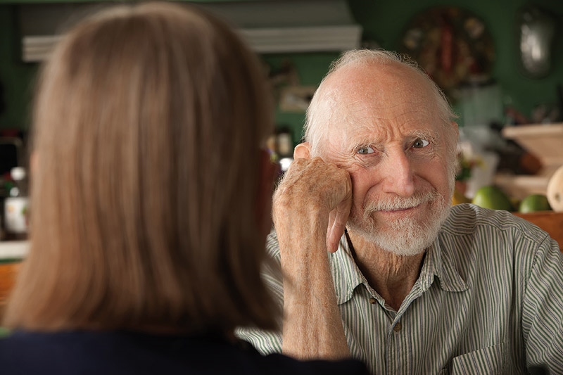 Frau berät eine älteren Mann in seiner Wohnung. / Foto: fotolia.de
