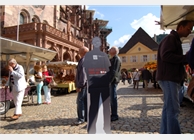 Zwischen den Imbissbuden und Gemüseständen des Freiburger Münstermarktes platzierte die Caritas die Pappaufsteller der Aktion "Stell mich an, nicht ab!"