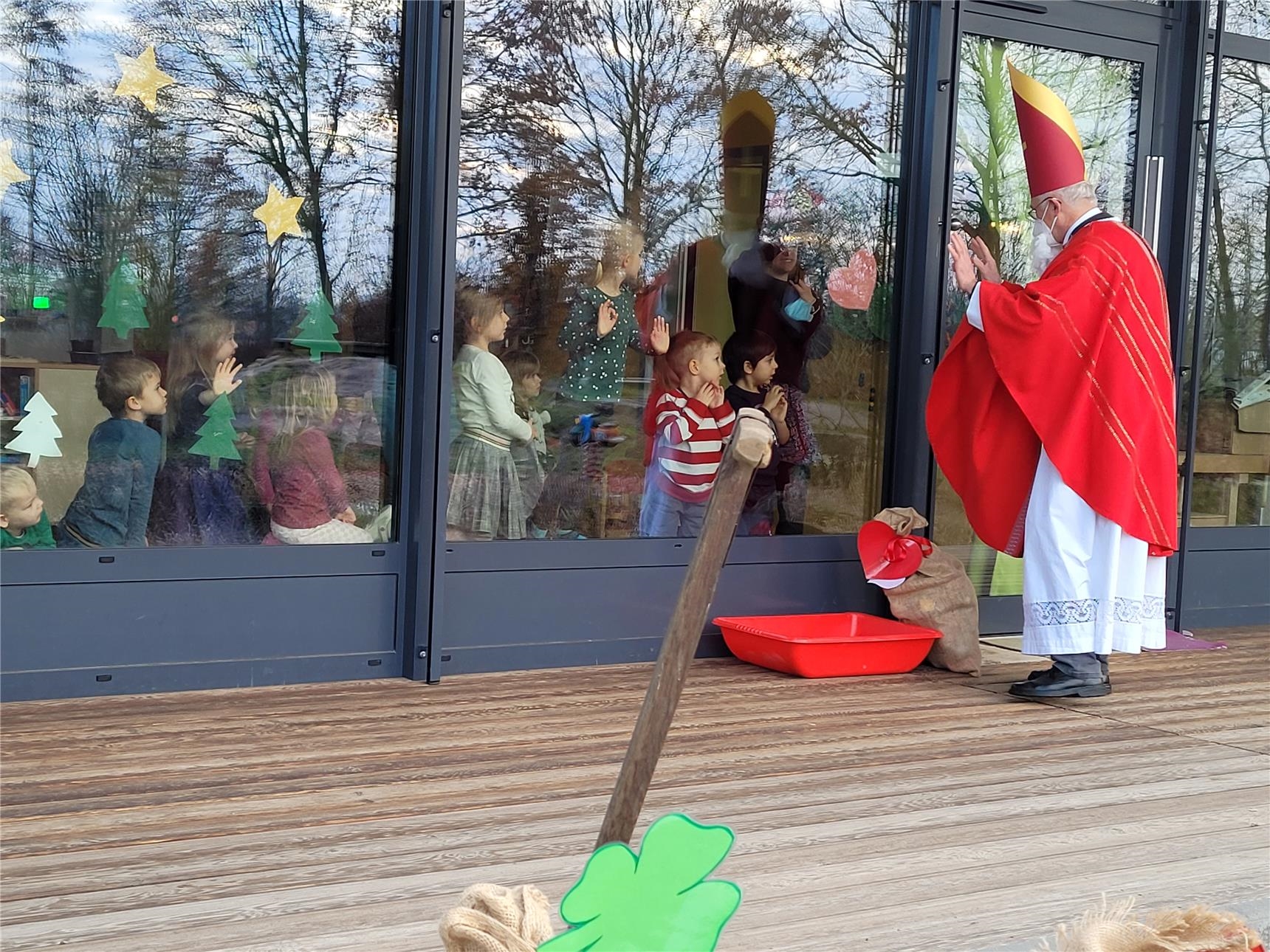 Die freudige Erwartung der Kinder ist hinter den Scheiben spürbar, als der Nikolaus an der Terrassentür anklopft (© Caritasverband Worms e. V.)