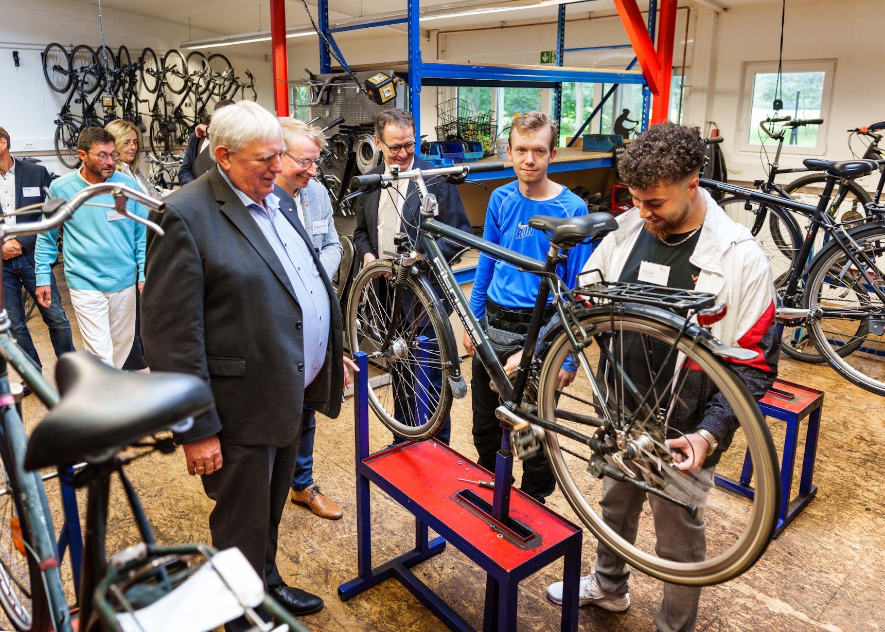 Minister Laumann in Fahrradwerkstatt