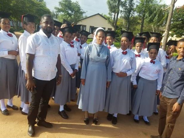 Eindrücke vom Spendenprojekt in Tansania - 004 - Schwester und Schülerinnen INT (Pallottinerinnen Tansania-Siuyu Schulprojekt)