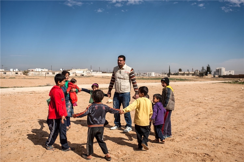 Caritas-Mitarbeiter und syrische Flüchtlinge in Jordanien