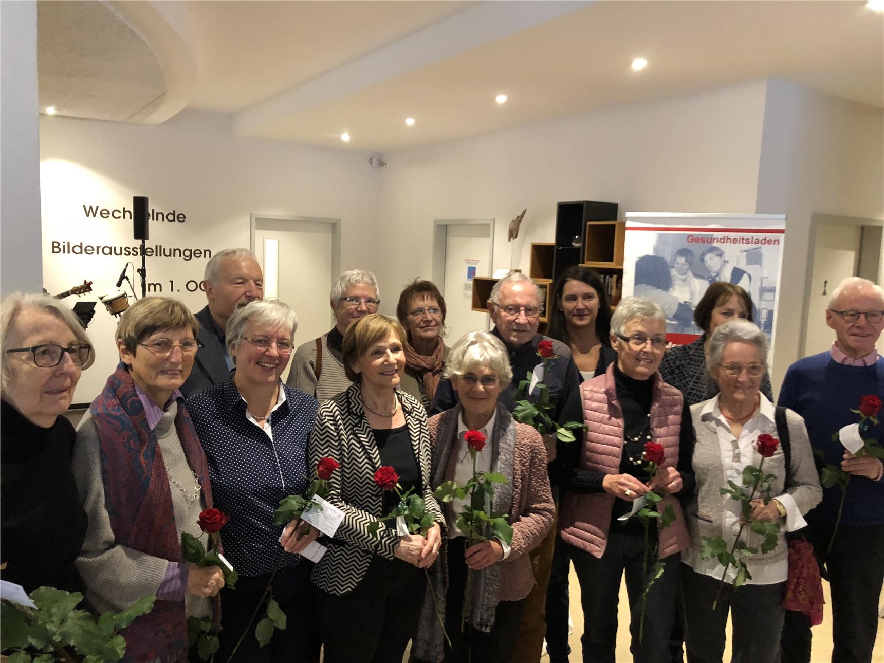 Eine Gruppe Männer und Frauen. Die Damen halten rote Rosen in den Händen.  (Foto: Caritasverband Worms)