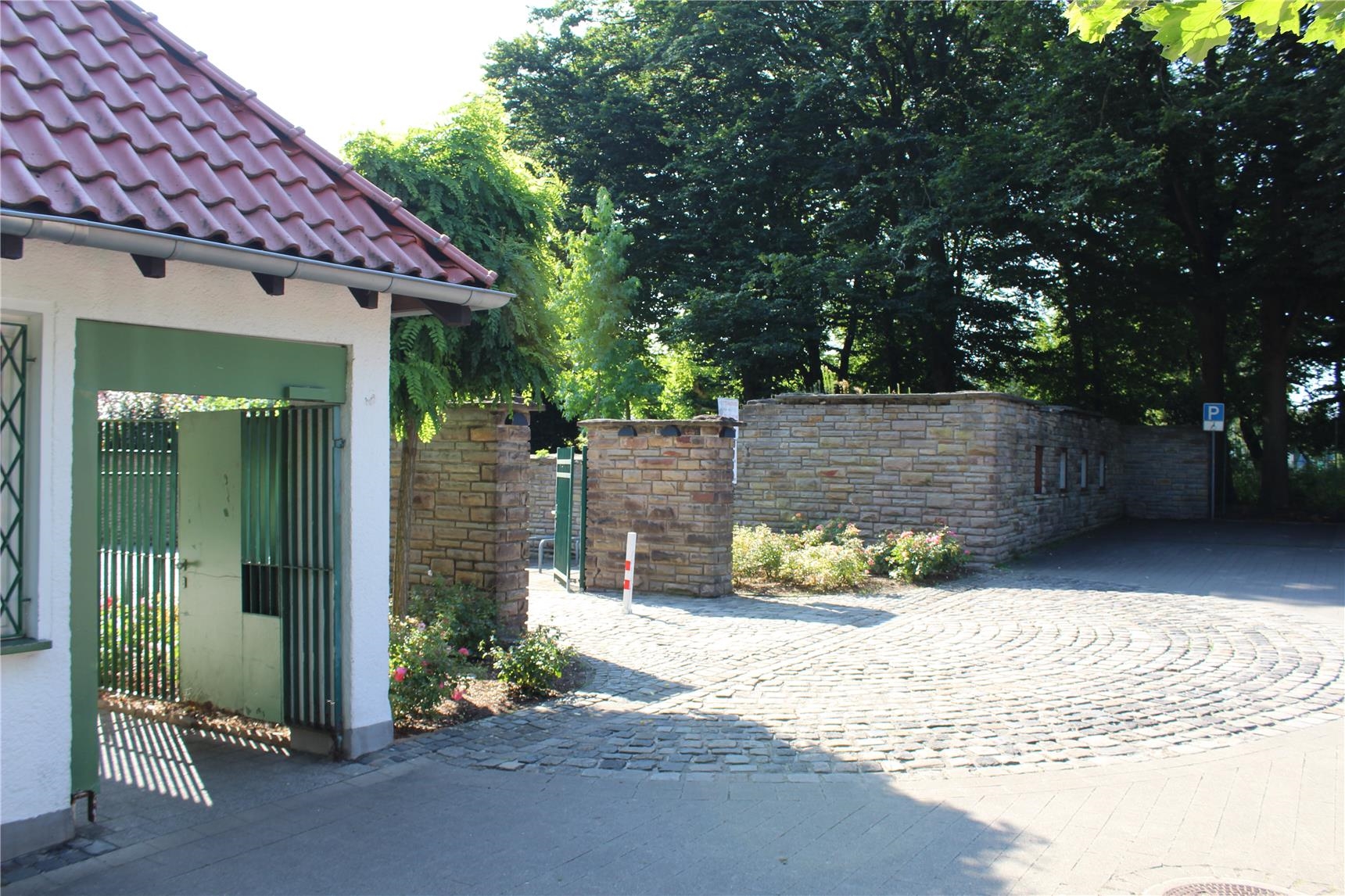 Der Eingangsbereich in den Hoeschpark ist großzügig gestaltet. 