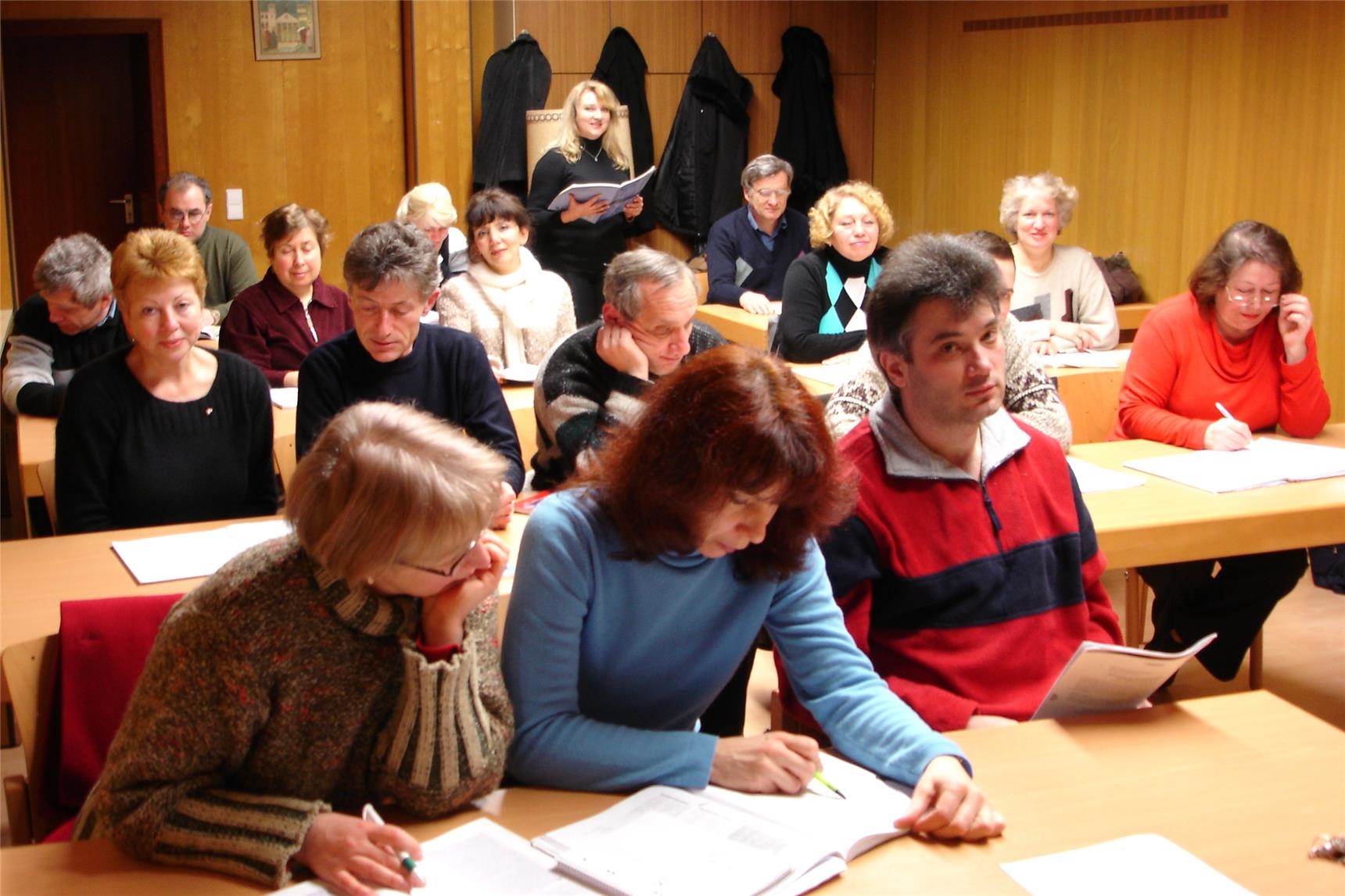 Erwachsene beim Sprachkurs (Foto: Caritasverband Koblenz)