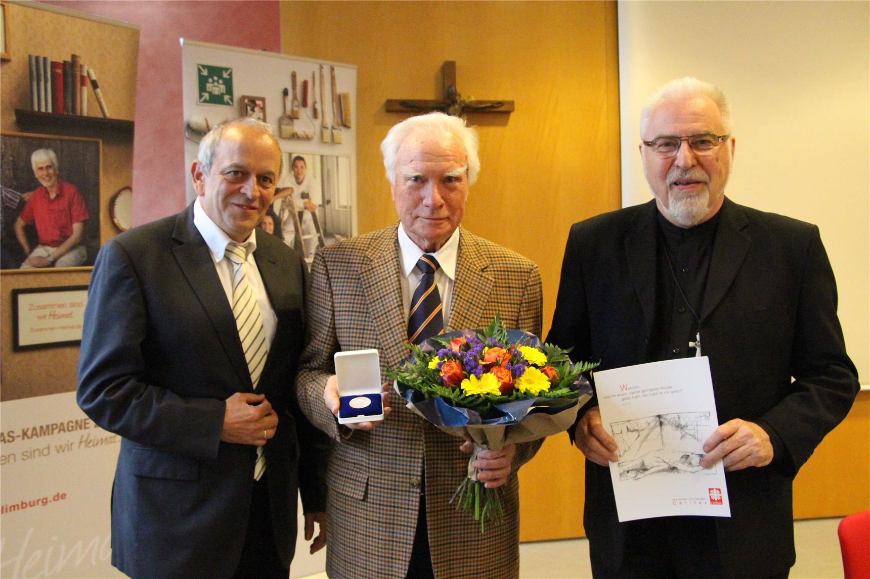 Die Dankmedaille wird Heinz Reusch von Dr. Hejo Manderscheid und Monsignore Michael Metzler überreicht (Petra M. Schubert)