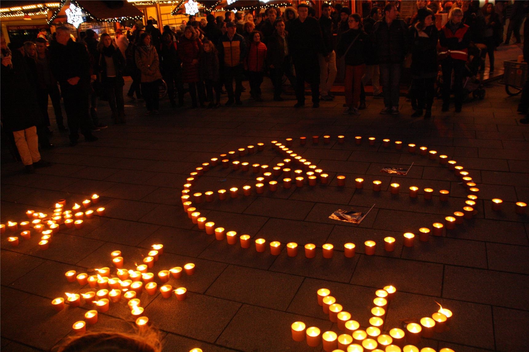 Lichtermeer aus Kerzen (Caritas Passau/Robert Geißler)