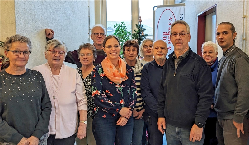 Foto von der Spendenübergabe in Bernkastel-Kues mit Hiltrud Kolz, Heinz Peter Schäfer, Hanne Benz und Mitarbeitenden des Vereins Kleider & Mehr