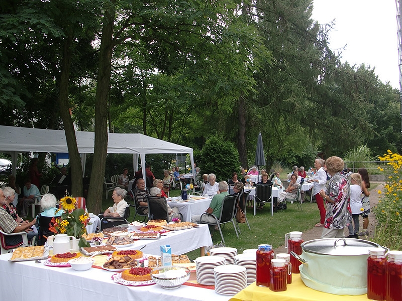 Sommerfest im Garten mit Erdbeerbowle und leckeren Kuchen und Torten auf dem Buffet. 