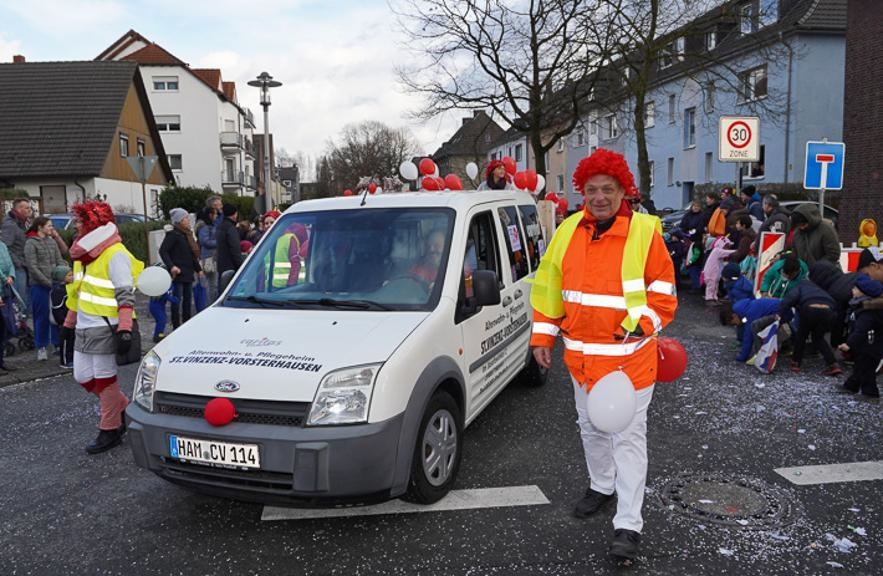 Weißes Auto zieht den mit rot-weißen Luftballons geschmückten Rosenmontagswagen (WA Szkudlarek)