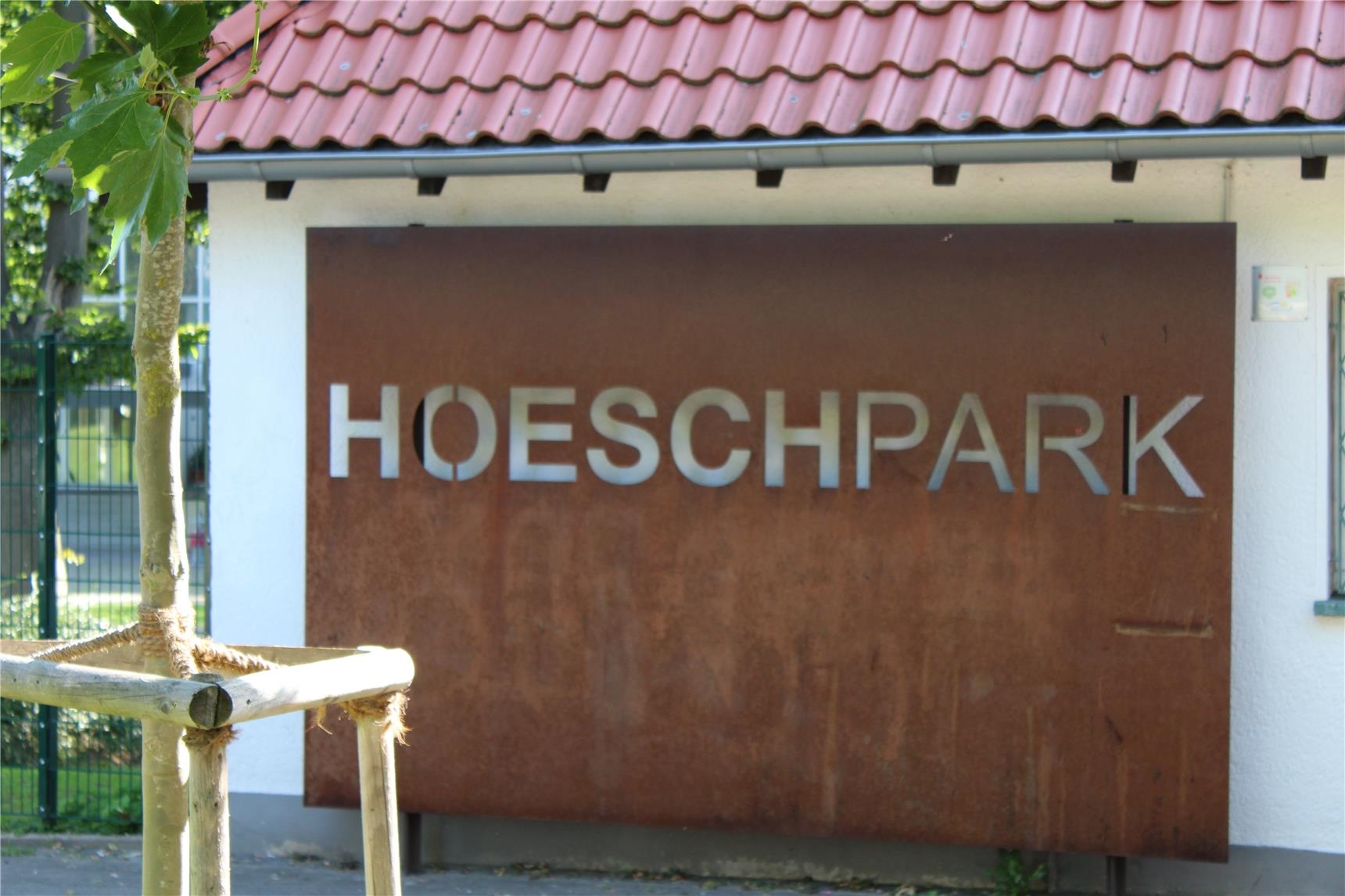 Der Schriftzug "Hoeschaprk" auf einer großen Stahlwand. 