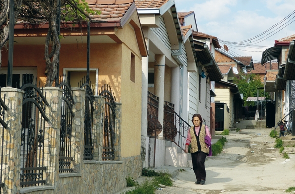 Eine ältere Frau in einer Gasse in Shukta (Mazedonien) (Alexander Richter)